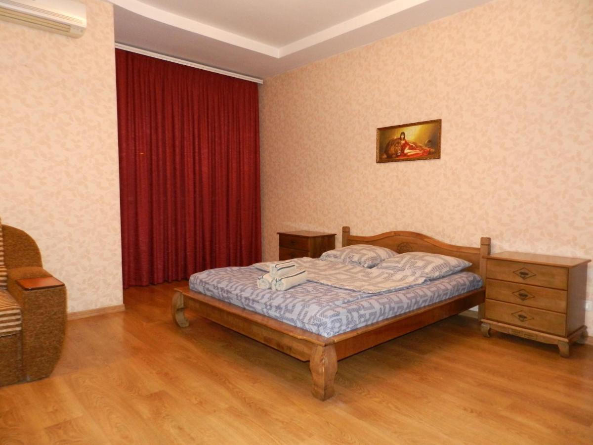 1-Room Apartment 50M2 On Metalurhiv Avenue 17, By Grandhome Zaporizhia Exterior foto